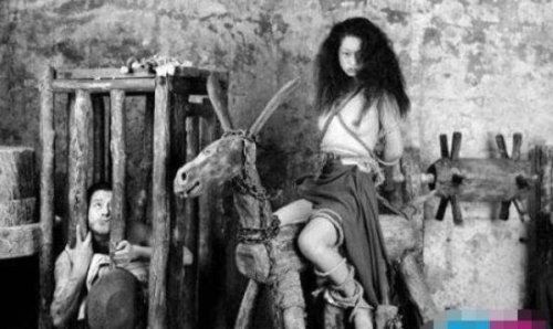 霹雳车惩罚不守妇道女子 骑木驴捣烂女性下体并游街示众