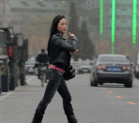 孔令辉的妻子杨舒婷 和三流女演员出入千万公寓