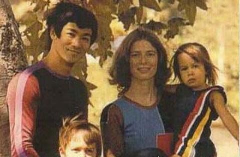 李小龙妻子琳达·埃莫瑞现状 和女儿相依为命容颜已老(曾2次再婚)