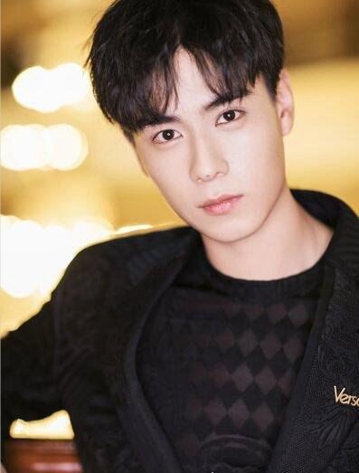 胡一天个人资料 凭借内衣广告步入演艺圈(成名后八卦绯闻不断)