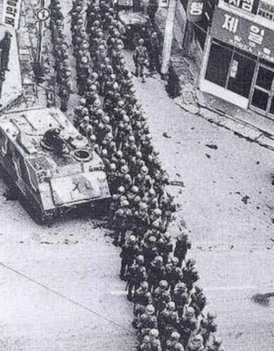 韩国光州事件回顾 市民自发的要求民主运动(死伤民众4000余人)