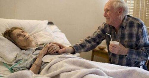 阳寿已尽的老人表现 别人眼睛里看不到自己影子(13种表现)