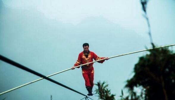 中国高空走钢丝第一人 阿迪力·吾休尔(创5项世界纪录)