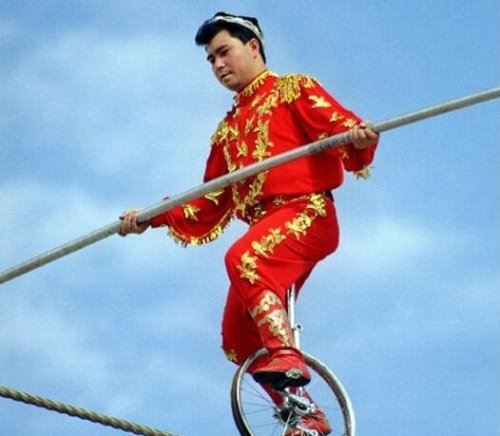 中国高空走钢丝第一人 阿迪力·吾休尔(创5项世界纪录)