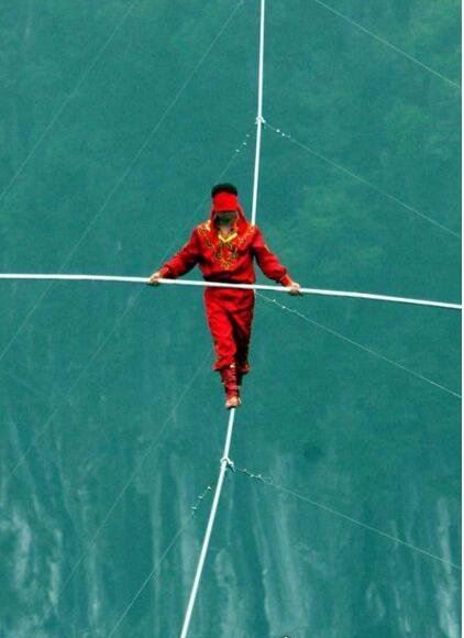 中国高空走钢丝第一人 阿迪力·吾休尔(创5项世界纪录)