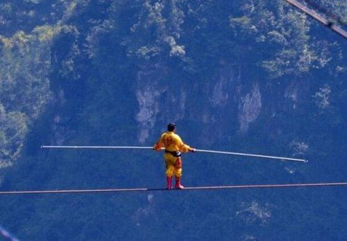 中国高空走钢丝第一人 阿迪力·吾休尔(创5项世界纪录)