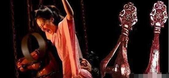 古代乳房钳使用图片 用金属爪刺穿乳房后捏碎丧心病狂