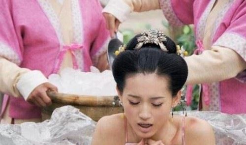 古代乳房钳使用图片 用金属爪刺穿乳房后捏碎丧心病狂