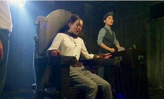 残酷刑罚电刑拷问 男人被电击流出精液受刑人生不如死