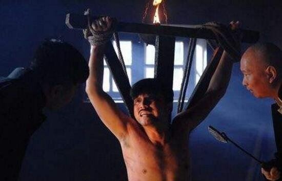 残酷刑罚电刑拷问 男人被电击流出精液受刑人生不如死