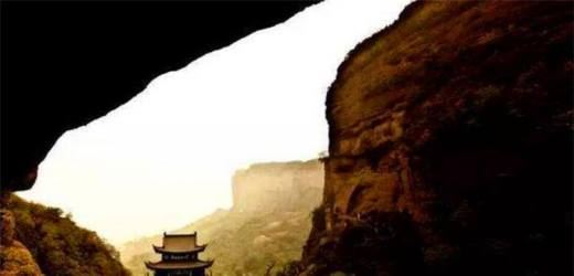 一夫当关万夫莫开的当是什么意思？