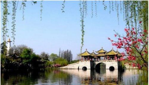 烟花三月下扬州烟花指的什么 是指柳絮如烟、繁花似锦的春天