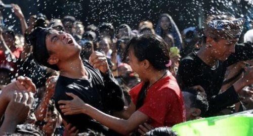 巴厘岛接吻节日由来 年轻男女现场湿身激吻照片