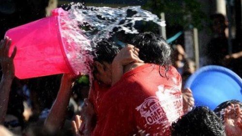 巴厘岛接吻节日由来 年轻男女现场湿身激吻照片