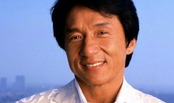 成龙双眼皮疑是割的 早期单眼皮的时候和现在的差别非常大