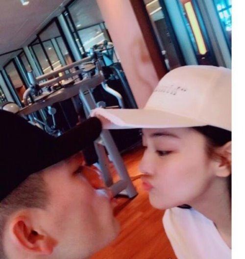 情人节张馨予撒狗粮 发微博与老公何捷大秀恩爱还嘟嘴卖萌