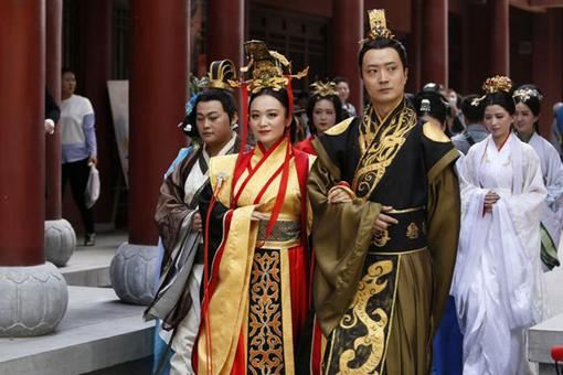 嬴政和芈月什么关系？