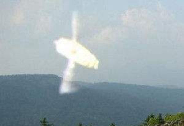 凤凰山事件 游客见到UFO并像被电击一样