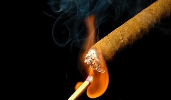 雪茄怎么抽？＂一根雪茄三根柴＂方法很讲究(附详细步骤)