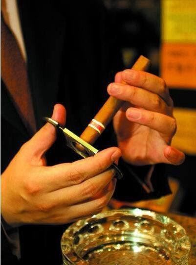 雪茄怎么抽？＂一根雪茄三根柴＂方法很讲究(附详细步骤)