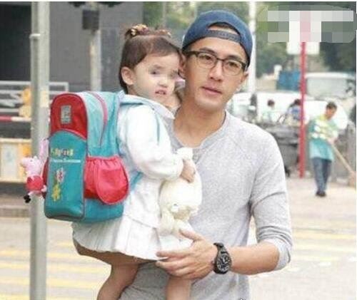 杨幂女儿小糯米正面照片曝光 一看就是亲生的(基因强大)