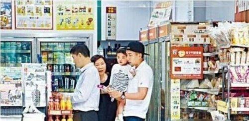 杨幂女儿小糯米正面照片曝光 一看就是亲生的(基因强大)