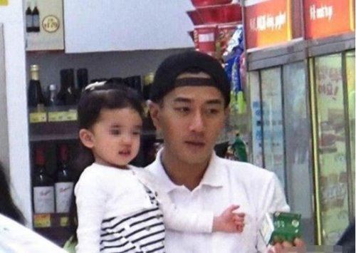 杨幂女儿小糯米正面照片曝光 一看就是亲生的(基因强大)