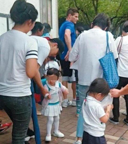 杨幂女儿小糯米正面照片曝光 一看就是亲生的(基因强大)