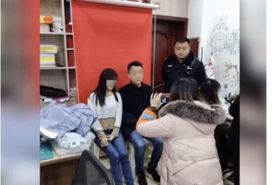 逃犯自首求先结婚 在民警的陪同下和女友领完结婚证