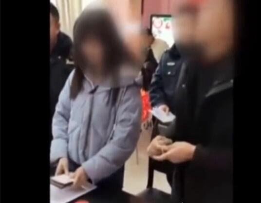 逃犯自首求先结婚 在民警的陪同下和女友领完结婚证