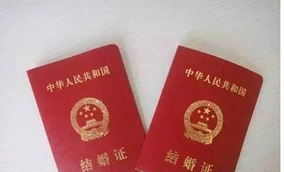 逃犯自首求先结婚 在民警的陪同下和女友领完结婚证