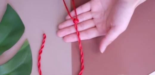 两股本命年红绳手链的编法