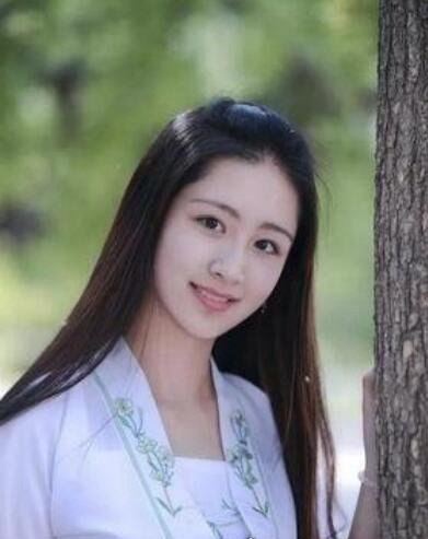 莞尔一笑的意思 美好地笑了一笑(大多形容女性微笑的样子)