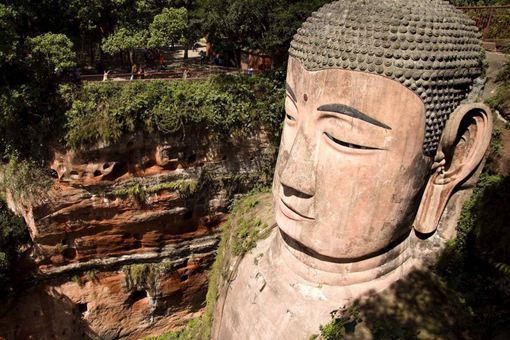 乐山大佛闭眼流泪是真的吗？真相到底是什么？