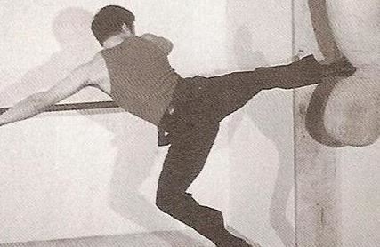 世界上最重的脚力：李小龙侧踢1680磅(踢爆头骨)