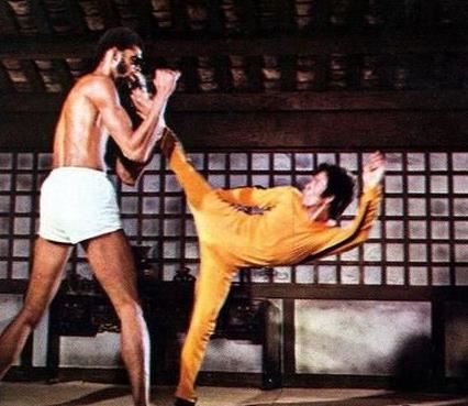 世界上最重的脚力：李小龙侧踢1680磅(踢爆头骨)