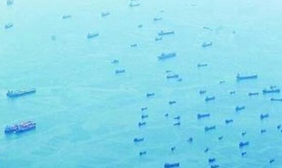 史上最庞大幽灵船队聚集新加坡海岸 船运下降船只被抛弃