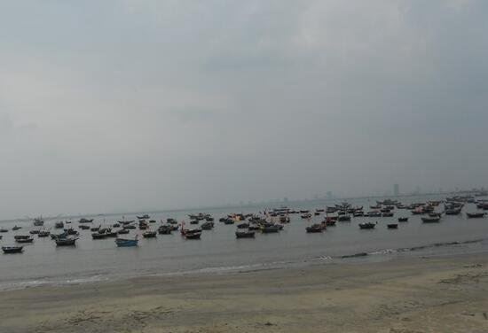 史上最庞大幽灵船队聚集新加坡海岸 船运下降船只被抛弃