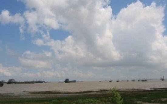 史上最庞大幽灵船队聚集新加坡海岸 船运下降船只被抛弃