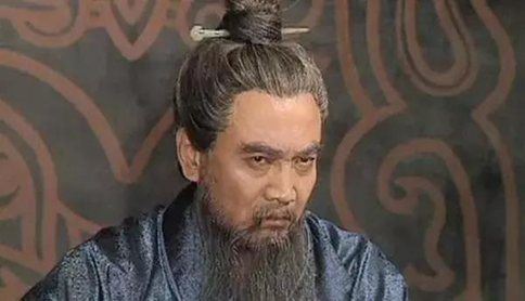 曹操打赢官渡之战最大功臣是谁？