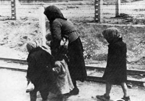 纳粹羞辱残杀妇女恐怖真实黑镜头 妇女儿童成为人体试验品