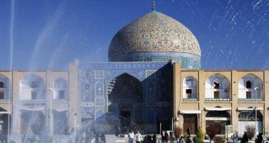 凭借石油产业闻名全球 伊朗的人口和国土面积多少（人口约8000万）