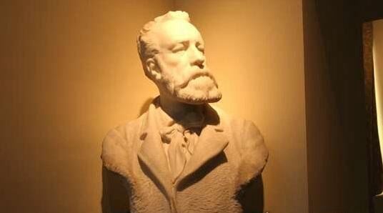 法国作家儒勒凡尔纳 《海底两万里》就是他的优秀作品之一