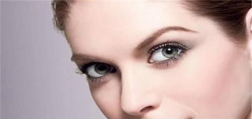 假体隆鼻后效果自然吗？