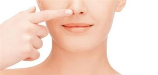 假体隆鼻后效果自然吗？