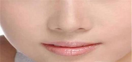 假体隆鼻后效果自然吗？