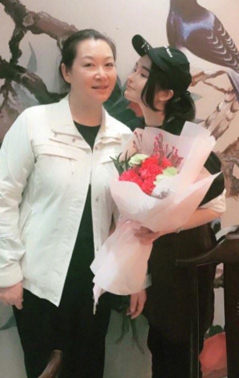 赵本山妻子罕见亮相 十大美女徒弟个个不简单