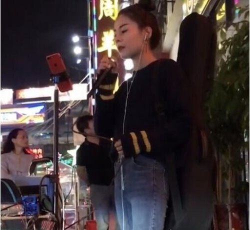 抖音霸屏的花姐是谁 来自安徽滁州的平民歌手翻唱走红