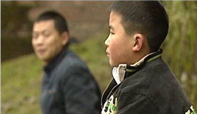 重庆僵尸男孩 形如僵尸张牙舞爪又嗜血(是一名癔症患者)