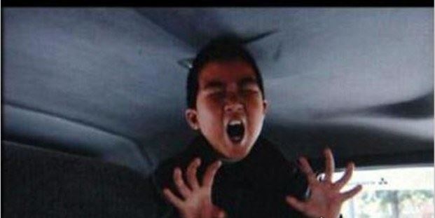 重庆僵尸男孩 形如僵尸张牙舞爪又嗜血(是一名癔症患者)